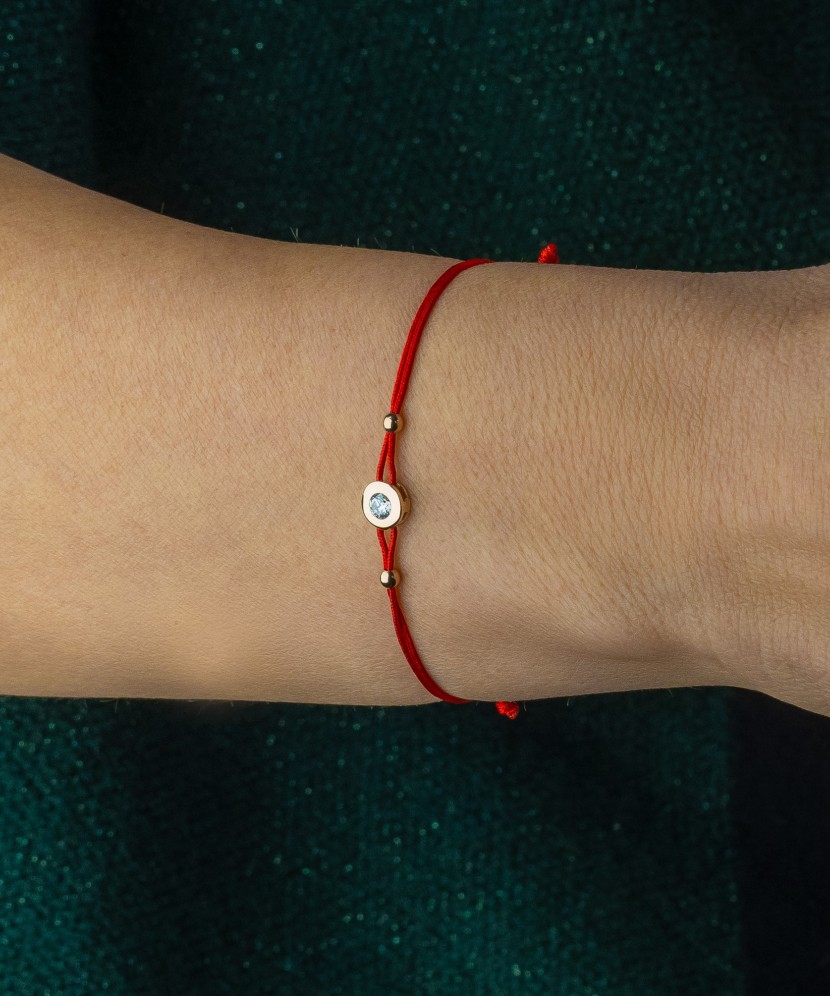 Raudono siūlo apyrankė su auksiniu pakabuku - Siūlų apyrankės su auksu - Goldinga