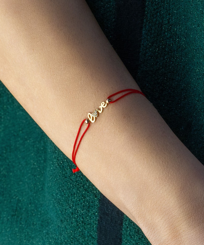Raudono siūlo apyrankė su auksiniu pakabuku "Love" - Siūlų apyrankės su auksu - Goldinga