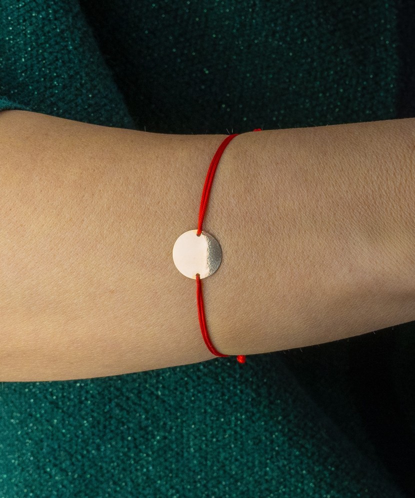 Raudono Siūlo Apyrankė Su Auksiniu Pakabuku "Plokštelė" - Siūlų apyrankės su auksu - Goldinga