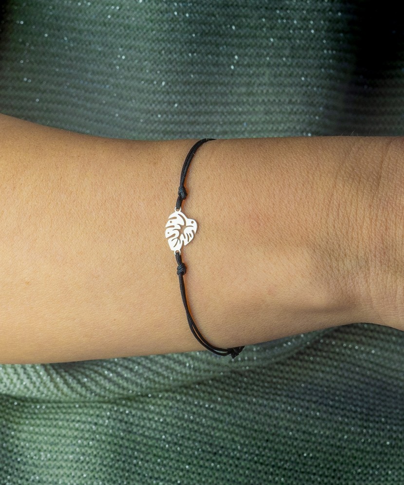 Juodo siūlo apyrankė su sidabriniu pakabuku "Lapas" - Siūlų apyrankės su sidabru - Goldinga