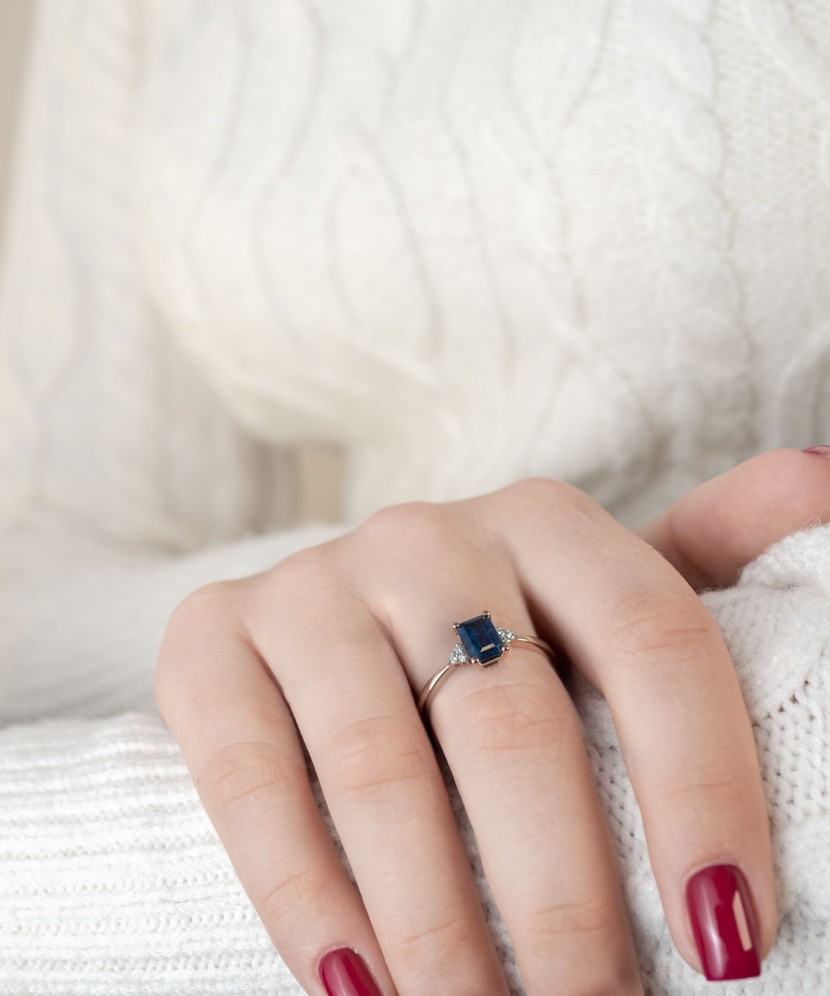 Auksinis žiedas su safyru ir briliantais - Auksiniai Žiedai su brangakmeniais - Goldinga