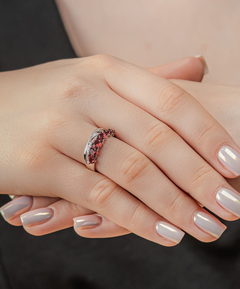 Sidabrinis žiedas su cirkoniais ir nano rubinu  - Goldinga