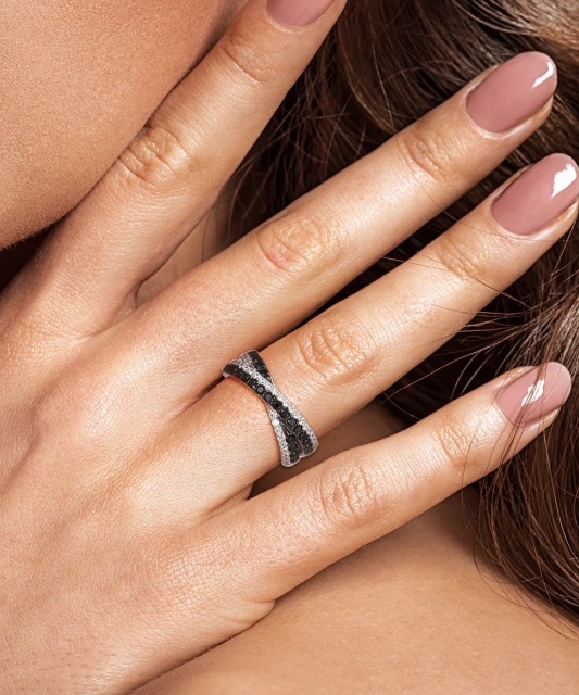 Sidabrinis žiedas su špineliais ir cirkoniais