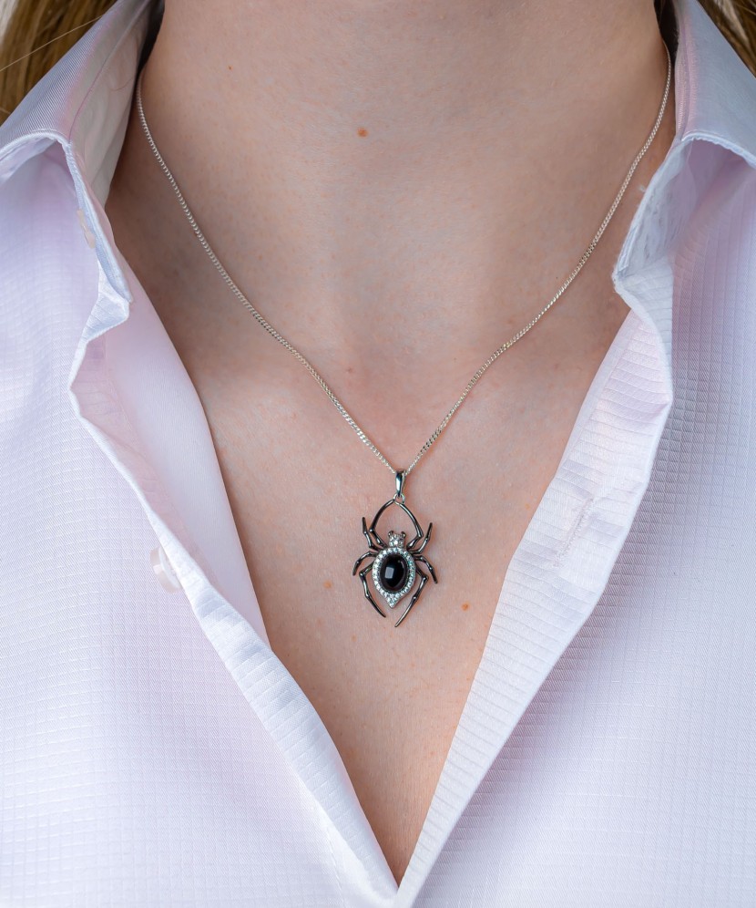 Sidabrinis pakabukas su agatu ir cirkoniais "Voras"