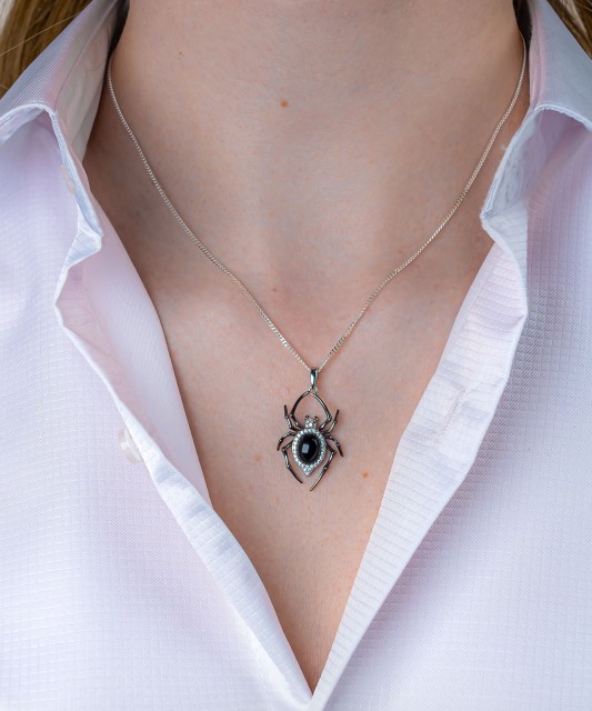 Sidabrinis pakabukas su agatu ir cirkoniais "Voras"