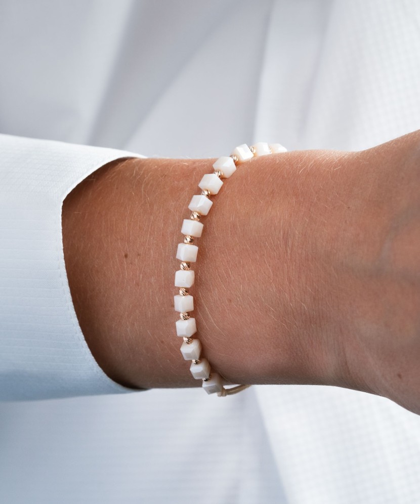 Kreminė Siūlo Apyrankė Su Auksu Ir Oniksais - Siūlų apyrankės su auksu - Goldinga