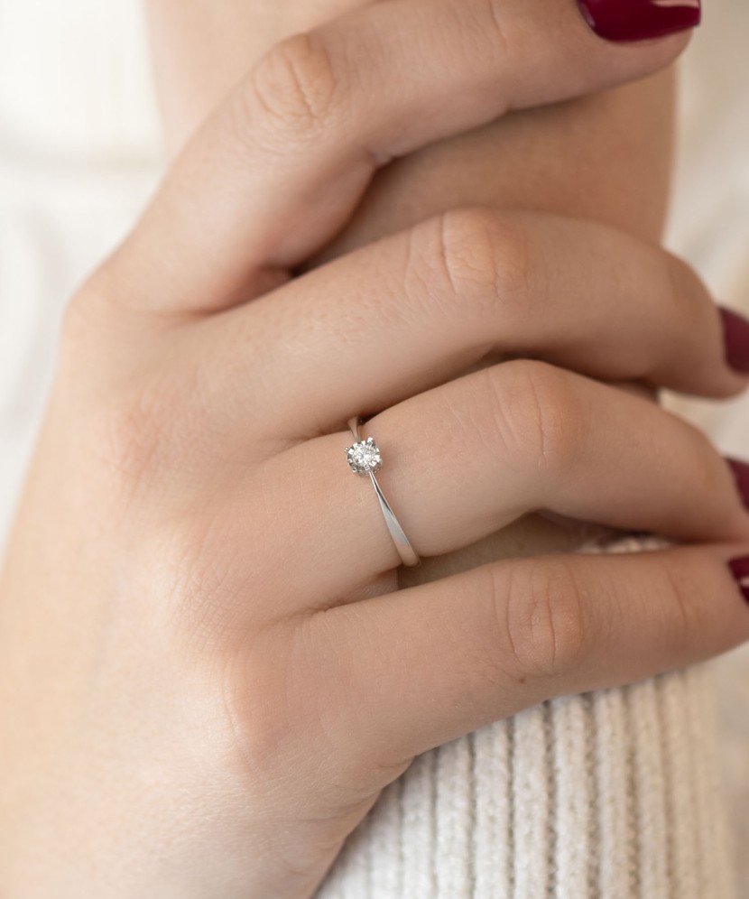 Balto aukso žiedas su briliantu - Auksiniai Žiedai su brangakmeniais - Goldinga