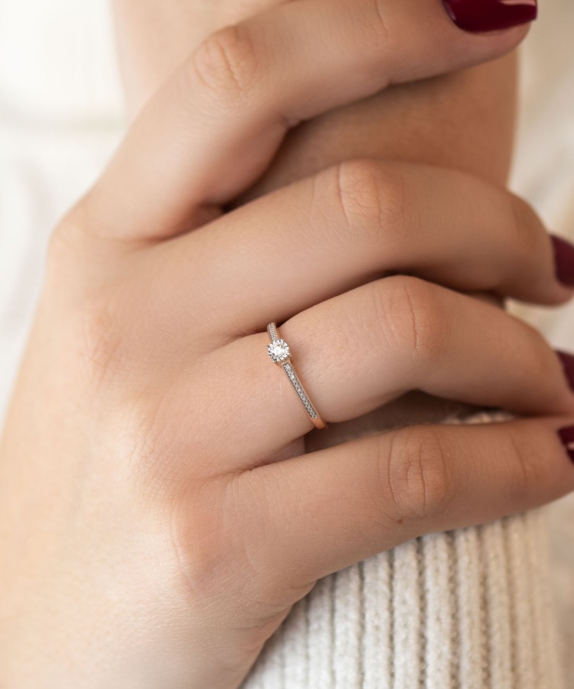 Auksinis žiedas su briliantu - Auksiniai Žiedai su brangakmeniais - Goldinga