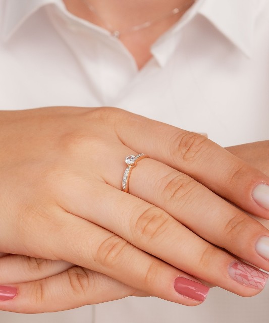 Auksinis žiedas su cirkoniais - Auksiniai žiedai - Goldinga