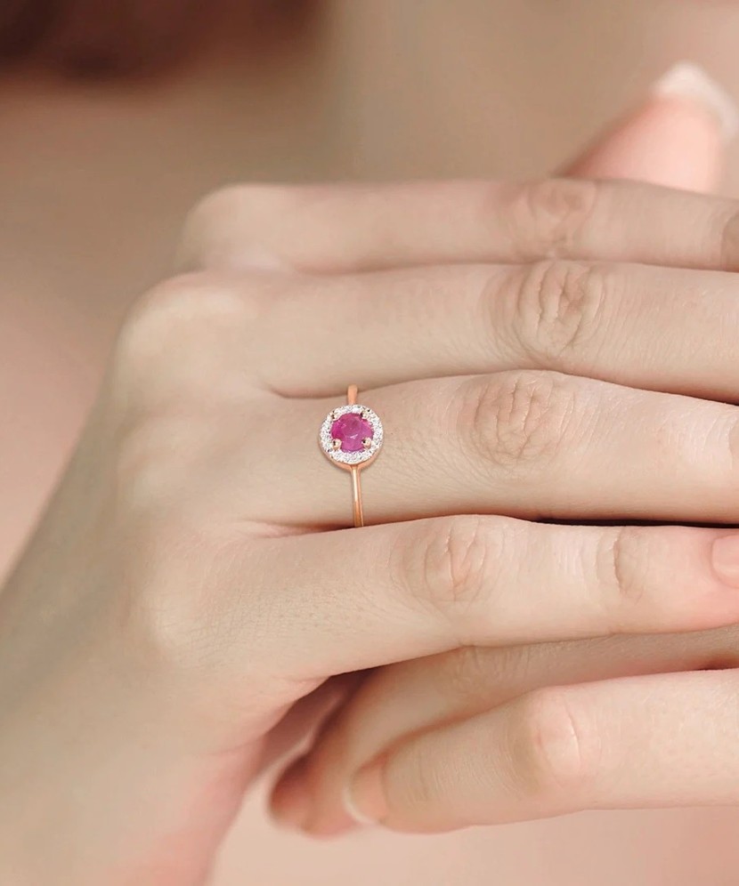 Auksinis žiedas su rubinu ir deimantais - Auksiniai Žiedai su brangakmeniais - Goldinga