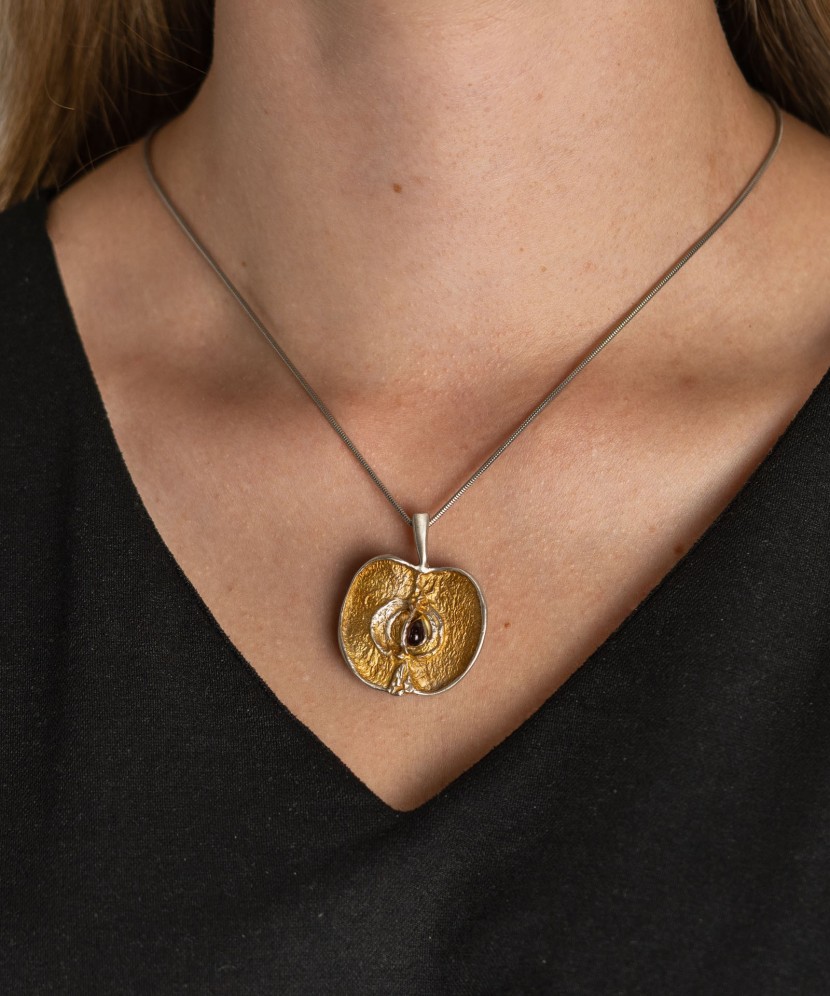 Sidabrinė sagė su granatu "Obuolys" - Sagės - Goldinga