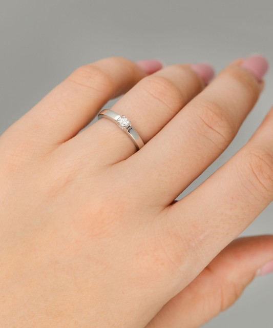 Balto Aukso Žiedas Su Briliantu 0,078ct - Auksiniai Žiedai su brangakmeniais - Goldinga