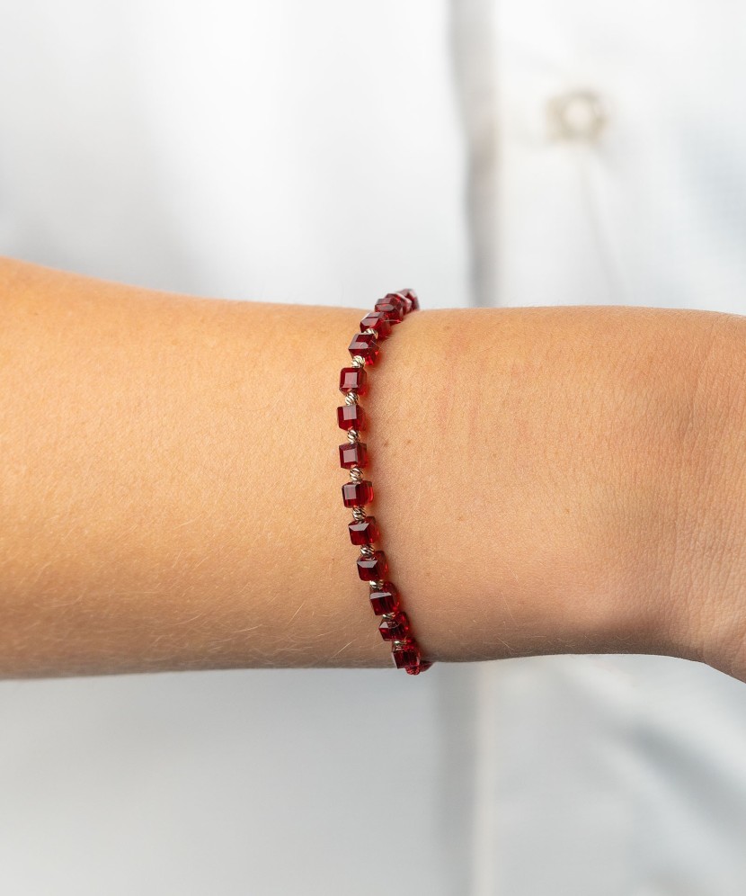 Raudono Siūlo Apyrankė Su Auksu Ir Oniksais