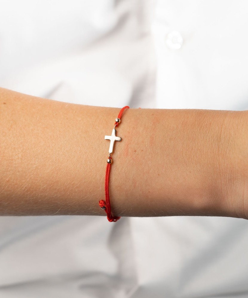 Raudono Siūlo Apyrankė Su Auksiniu Pakabuku "Kryželis"