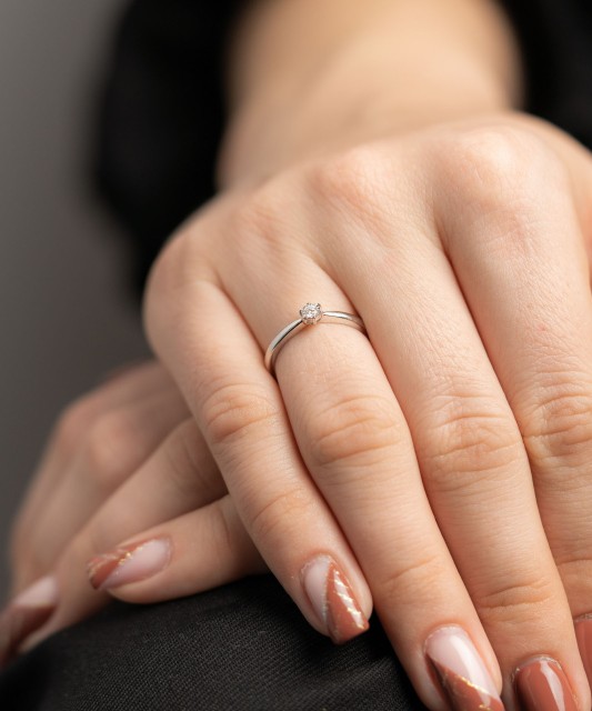 Balto aukso žiedas su briliantu - Auksiniai Žiedai su brangakmeniais - Goldinga