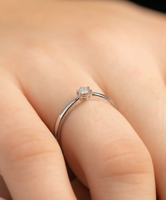 Balto aukso žiedas su briliantu - Auksiniai Žiedai su brangakmeniais - Goldinga