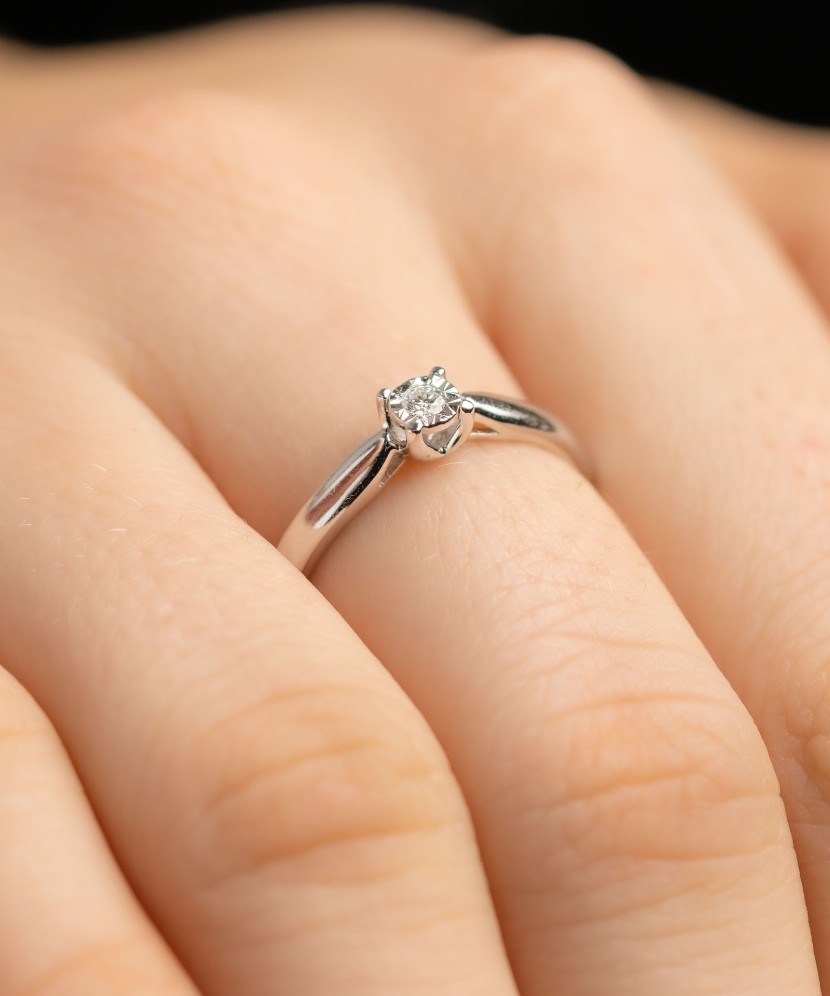 Balto aukso žiedas su briliantu - Auksiniai Žiedai su brangakmeniais - Goldinga