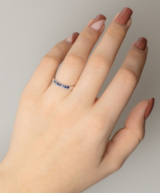 Balto aukso žiedas su safyrais ir deimantais - Auksiniai Žiedai su brangakmeniais - Goldinga