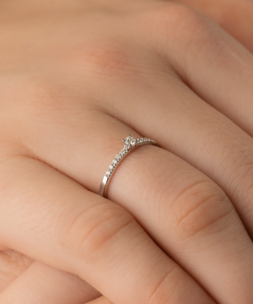 Balto aukso žiedas su deimantu - Auksiniai Žiedai su brangakmeniais - Goldinga