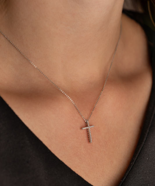 Balto Aukso Grandinėlė Su Briliantiniu Pakabuku "Kryželis" - Auksinės grandinėlės su pakabukais - Goldinga