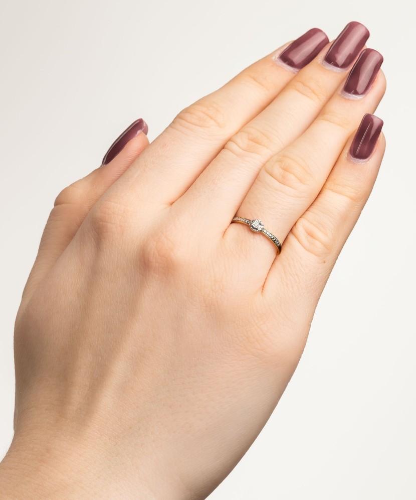 Geltono aukso žiedas su briliantu - Auksiniai Žiedai su brangakmeniais - Goldinga