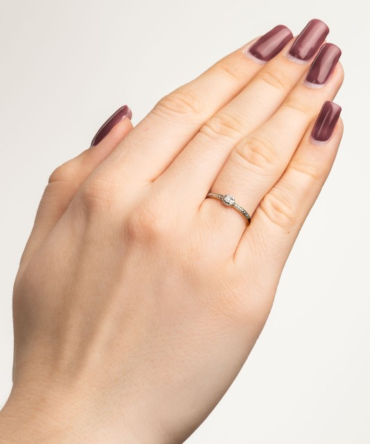 Geltono aukso žiedas su briliantu - Auksiniai Žiedai su brangakmeniais - Goldinga