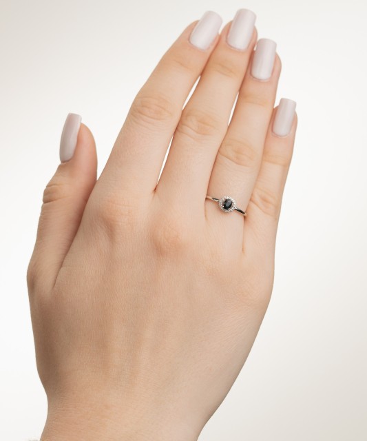 Balto aukso žiedas su deimantais ir safyru - Auksiniai Žiedai su brangakmeniais - Goldinga