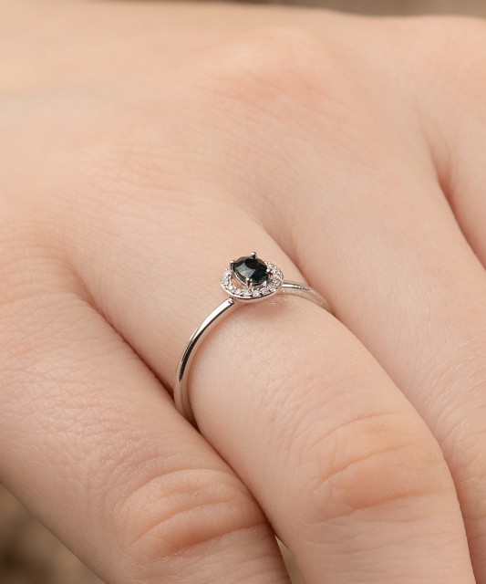 Balto aukso žiedas su deimantais ir safyru - Auksiniai Žiedai su brangakmeniais - Goldinga