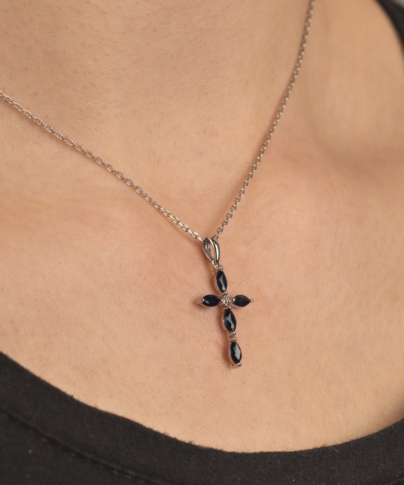 Balto aukso pakabukas su deimantais ir safyrais "Kryželis" - Pakabukai su brangakmeniais - Goldinga