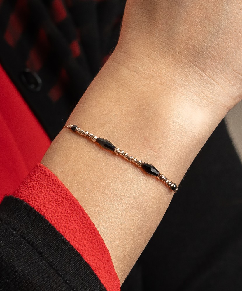 Auksinė apyrankė su oniksais