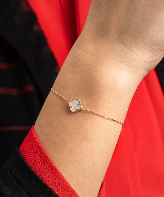 Auksinė apyrankė su perlamutru