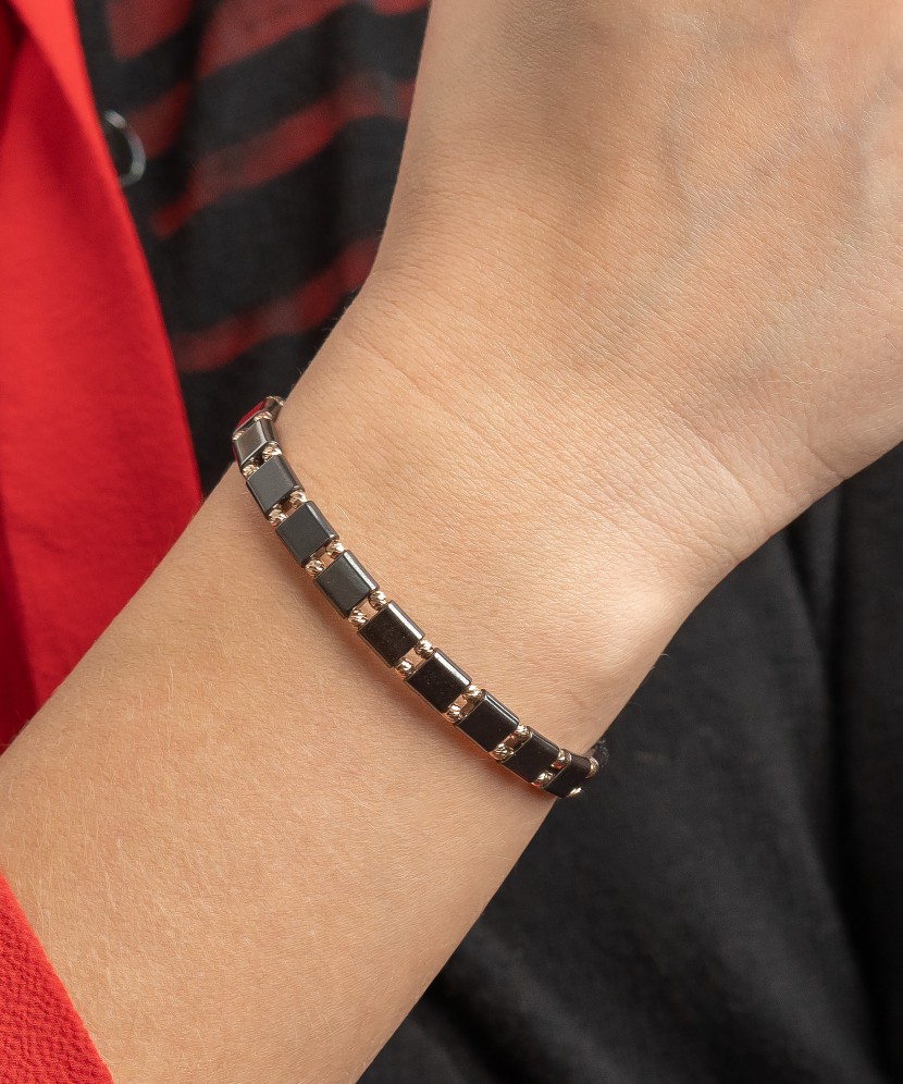 Juodo Siūlo Apyrankė Su Auksu Ir Hematitais