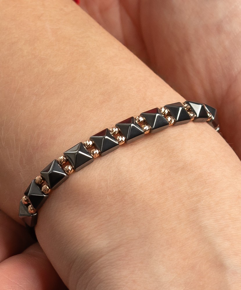 Juodo Siūlo Apyrankė Su Auksu Ir Hematitais