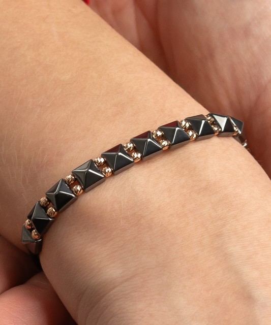 Juodo Siūlo Apyrankė Su Auksu Ir Hematitais