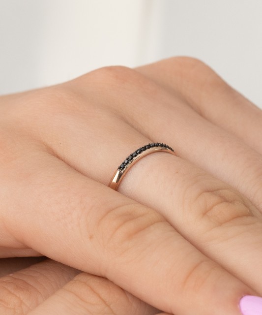 Auksinis žiedas su juodaisiais deimantais