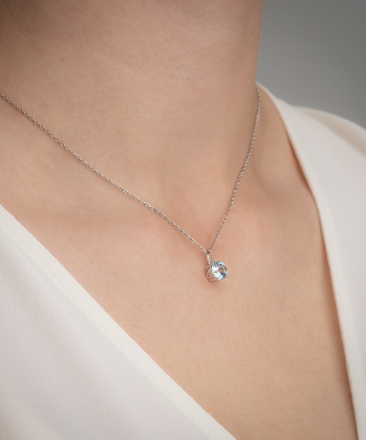 Balto aukso pakabukas su deimantais ir topazu