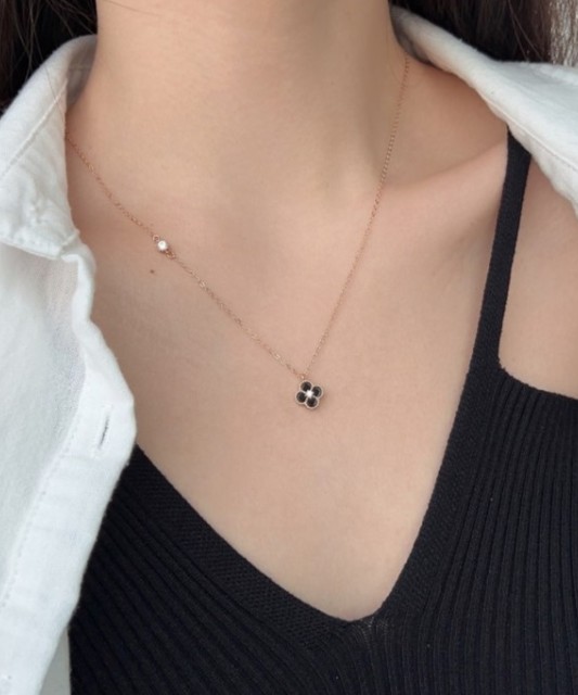 Paauksuota sidabrinė grandinėlė su emalės ir cirkonio pakabuku - Sidabrinės grandinėlės su pakabukais - Goldinga