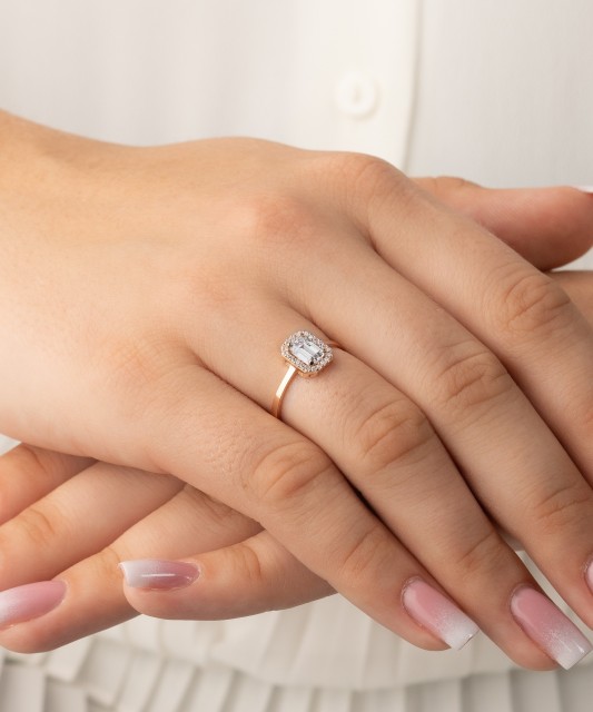 Auksinis žiedas su cirkoniais