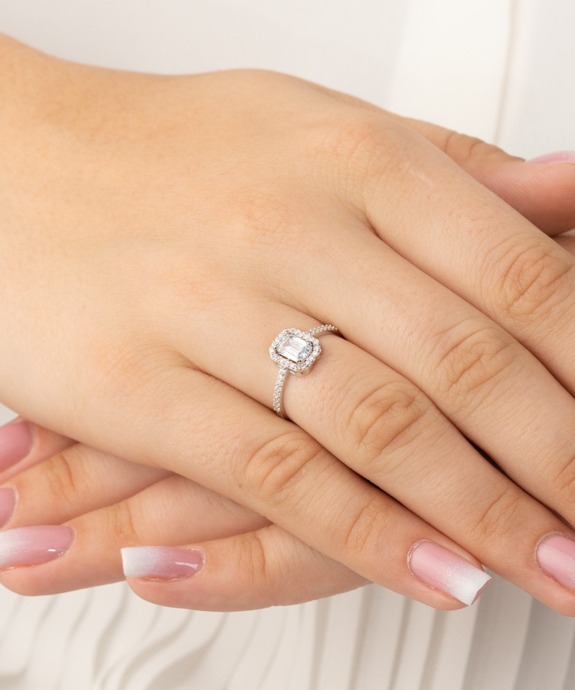 Balto aukso žiedas su cirkoniais