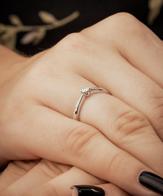 Balto aukso žiedas su deimantais - Auksiniai Žiedai su brangakmeniais - Goldinga