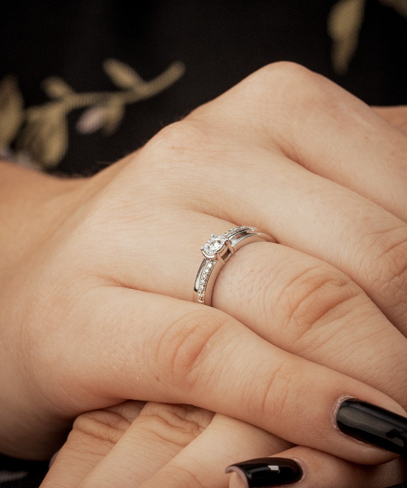 Balto aukso žiedas su deimantais - Auksiniai Žiedai su brangakmeniais - Goldinga