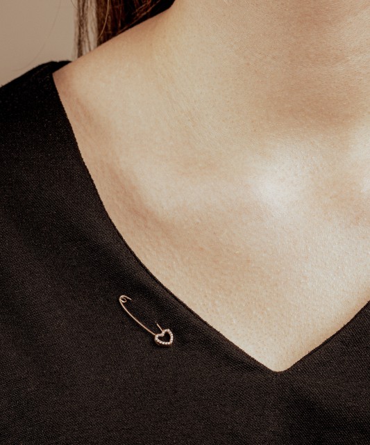 Auksinė sagė su cirkoniais "Širdelė"