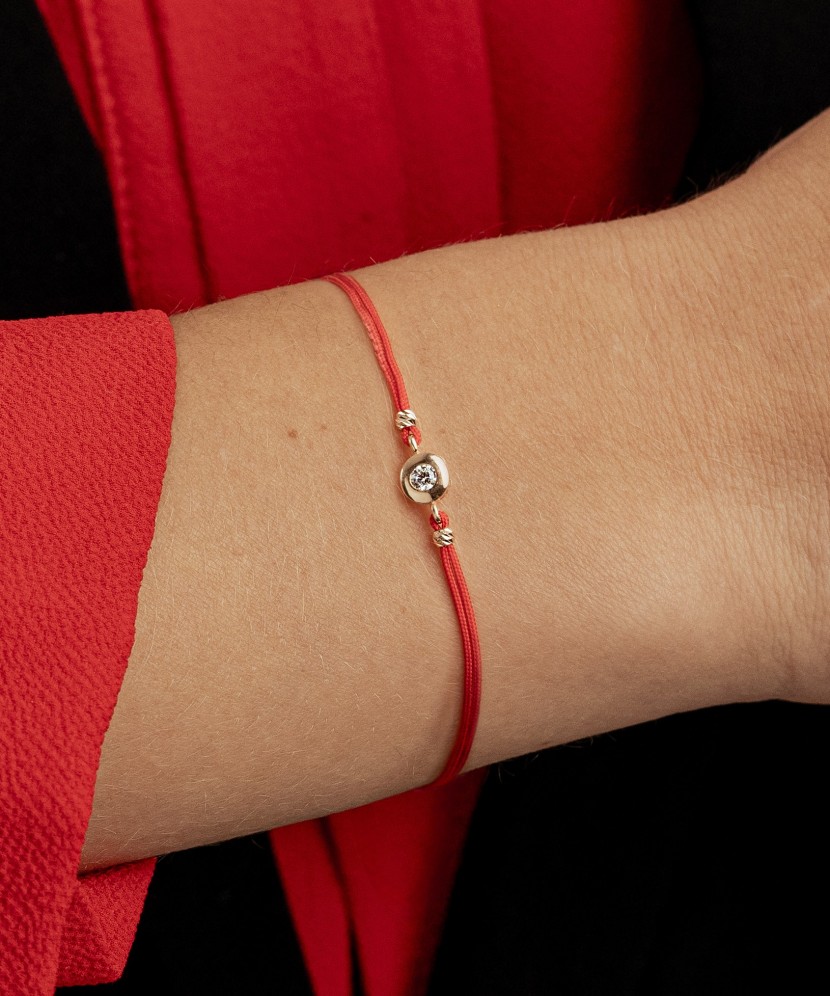 Raudono Siūlo Apyrankė Su Auksiniu cirkonio Pakabuku