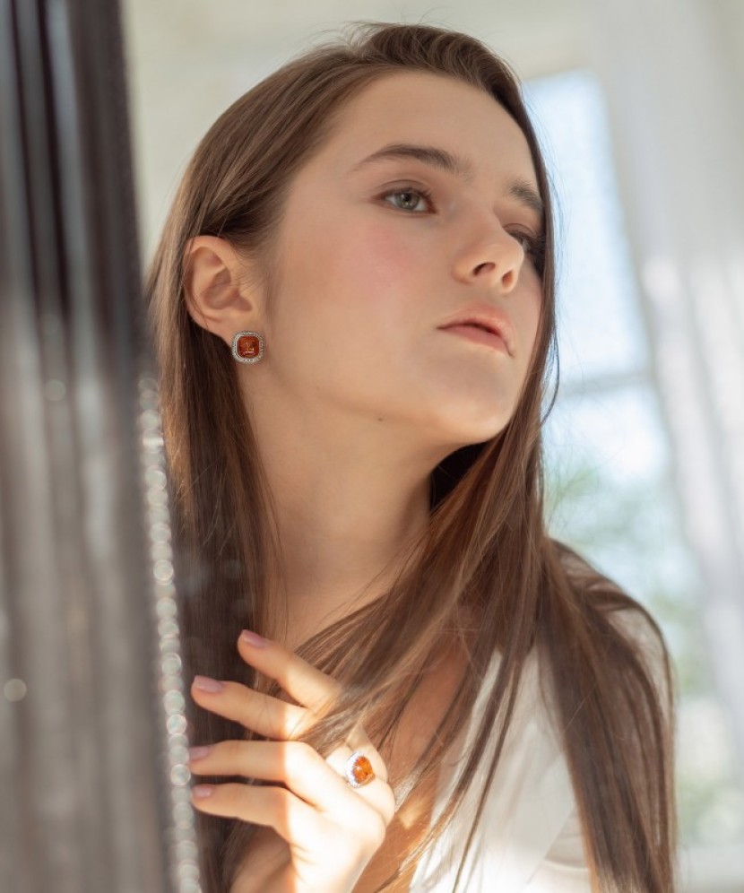 Sidabrinis žiedas dengtas auksu su cirkoniais ir gintaru