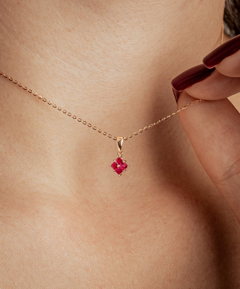 Auksinis pakabukas su rubinais