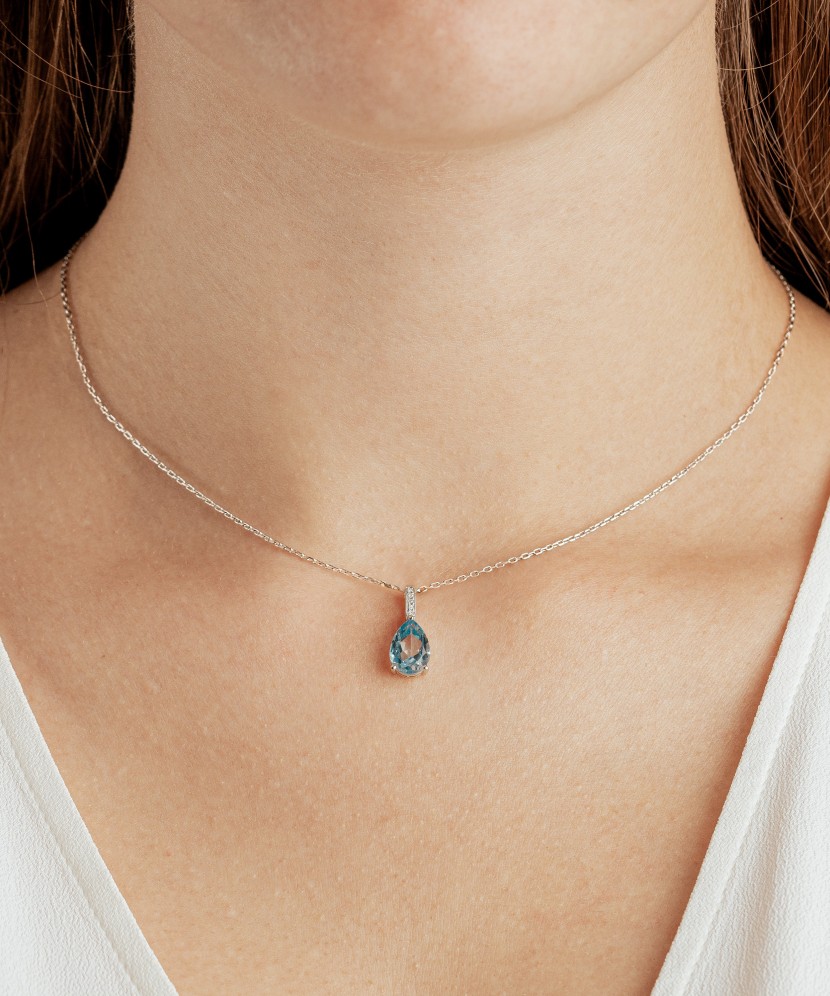 Balto aukso pakabukas su deimantais ir topazu