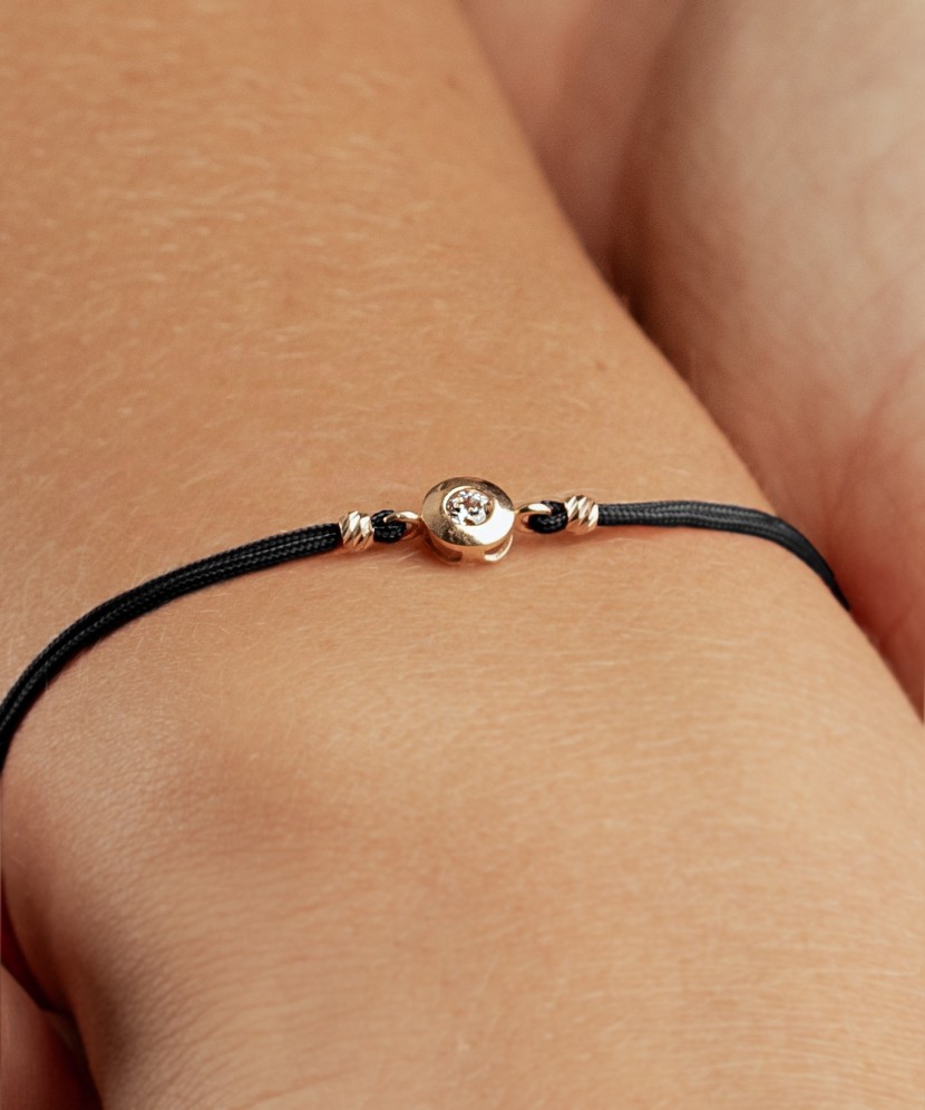 Juodo Siūlo Apyrankė Su Auksiniu Pakabuku