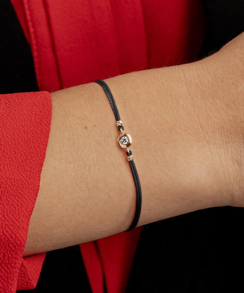 Juodo Siūlo Apyrankė Su Auksiniu Pakabuku