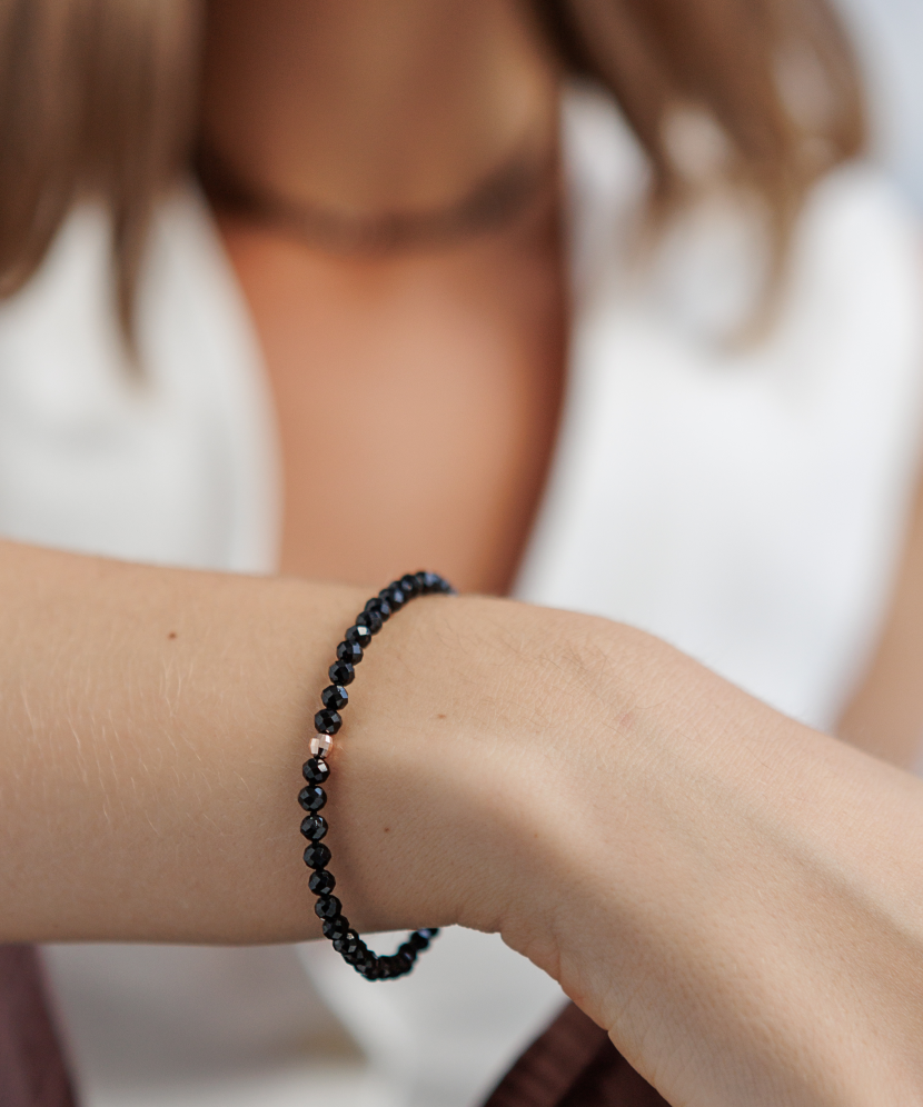 Apyrankė su špineliais ir auksu