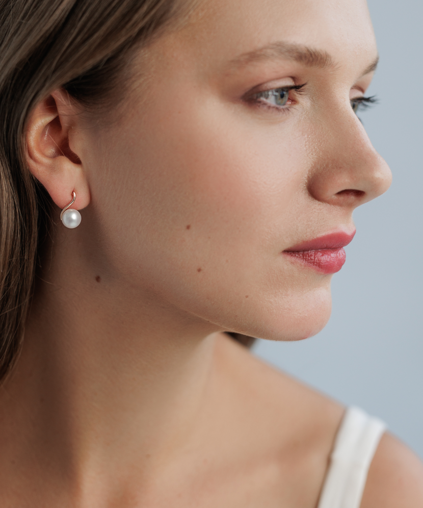 Auksiniai auskarai su perlais